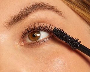 Fanned-out Lashes